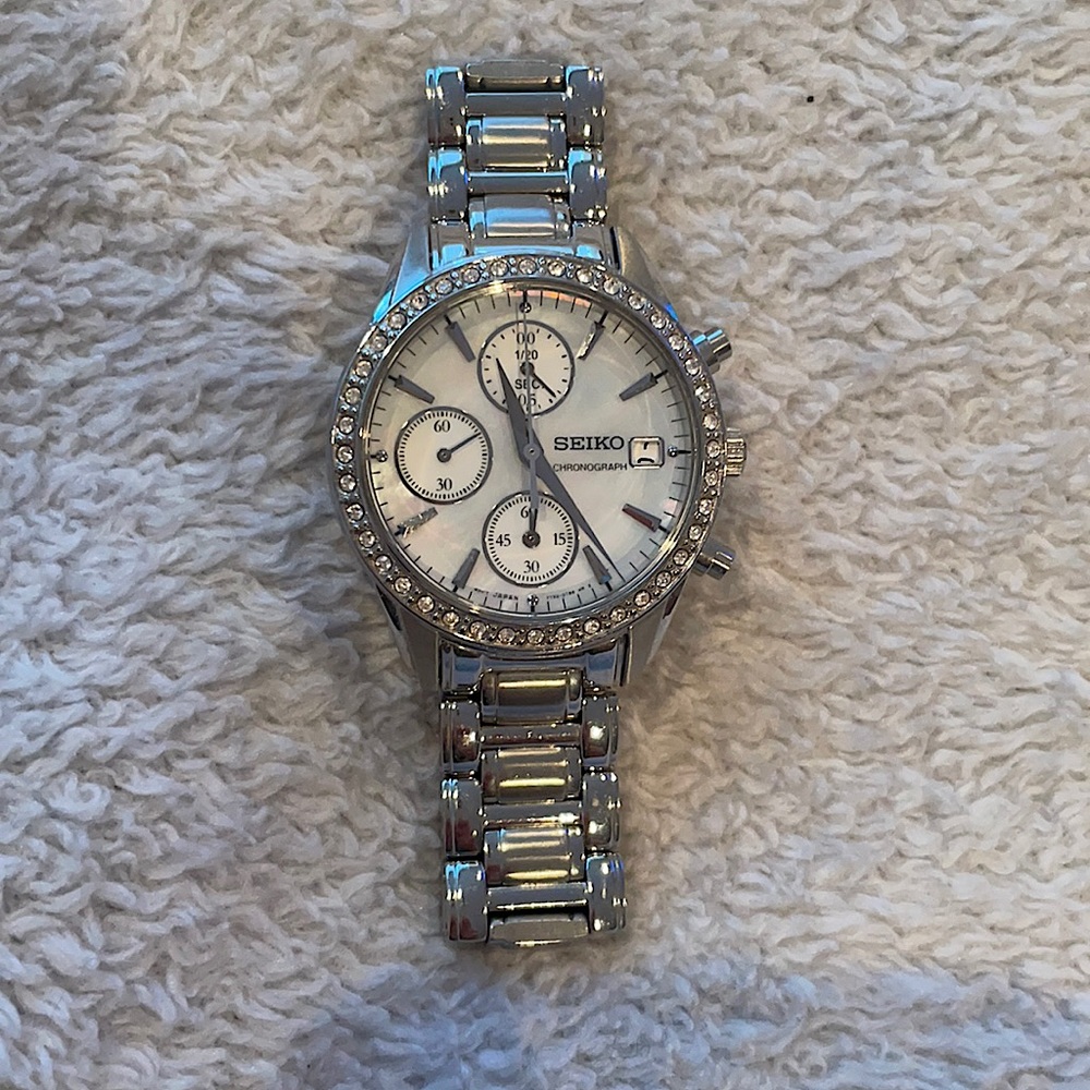 Stainless steel. Mother of pearl and rhinestone Seiko.
